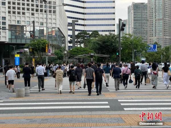 资料图:韩国街头的行人过马路。 资料图:韩国街头的行人过马路。