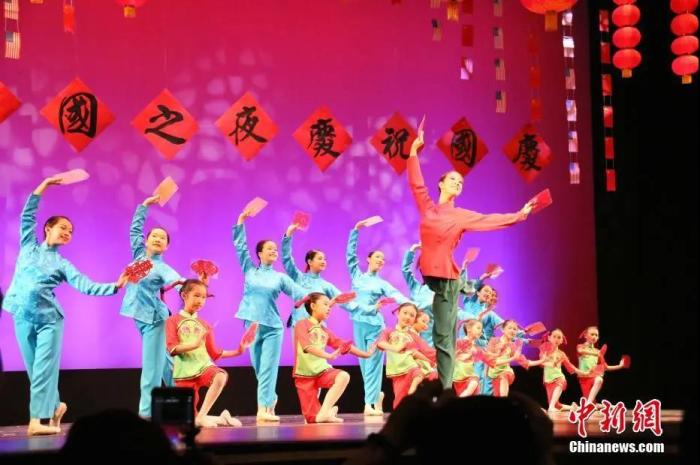 资料图:美国硅谷华裔儿童表演芭蕾舞《白毛女》选段《窗花舞》。中新社记者 刘丹 摄
资料图:美国硅谷华裔儿童表演芭蕾舞《白毛女》选段《窗花舞》。中新社记者 刘丹 摄