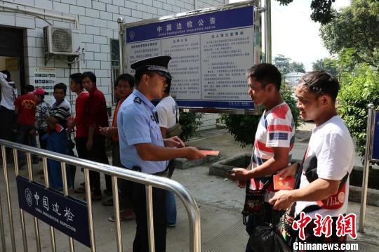 资料图:边检民警对出入境旅客进行引导 陆成栋 摄 资料图:边检民警对出入境旅客进行引导 陆成栋 摄