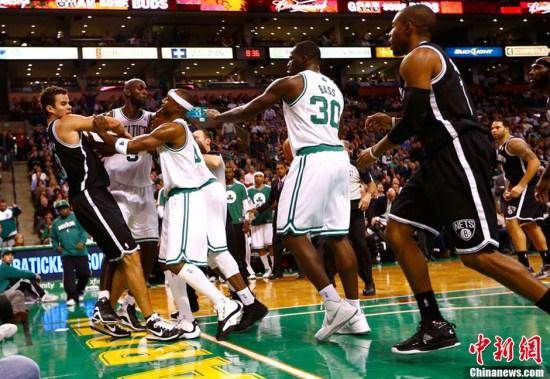 资料图:NBA打架画面。 资料图:NBA打架画面。