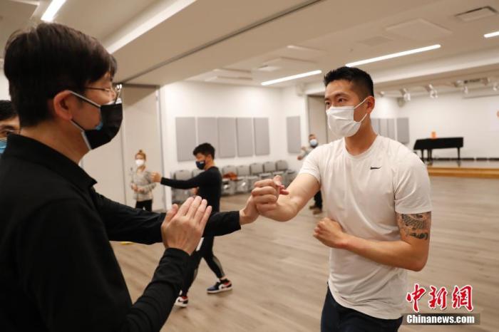 资料图:美国纽约法拉盛亚裔社区自发成立“公共安全巡逻队”队员及部分民众,在该社区活动中心进行防卫术训练,提高安防能力。<a target='_blank' data-cke-saved-href='http://www.chinanews.com/' href='http://www.chinanews.com/'>中新社</a>记者 廖攀 摄 资料图:美国纽约法拉盛亚裔社区自发成立“公共安全巡逻队”队员及部分民众,在该社区活动中心进行防卫术训练,提高安防能力。<a target='_blank' data-cke-saved-href='http://www.chinanews.com/' href='http://www.chinanews.com/'>中新社</a>记者 廖攀 摄