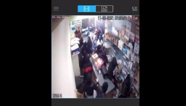 监控视频显示数十人冲进威尔斯普林斯药店抢药品。图片来源:威尔斯普林斯药店监控截图 监控视频显示数十人冲进威尔斯普林斯药店抢药品。图片来源:威尔斯普林斯药店监控截图