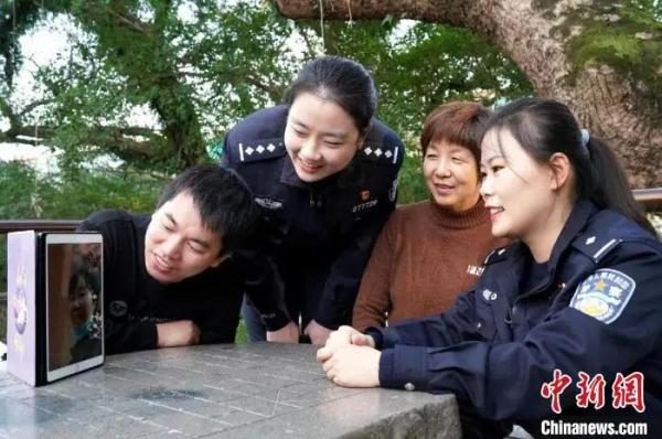 民警上门通过视频为华侨办理有关户籍手续 齐黎军 摄 民警上门通过视频为华侨办理有关户籍手续 齐黎军 摄
