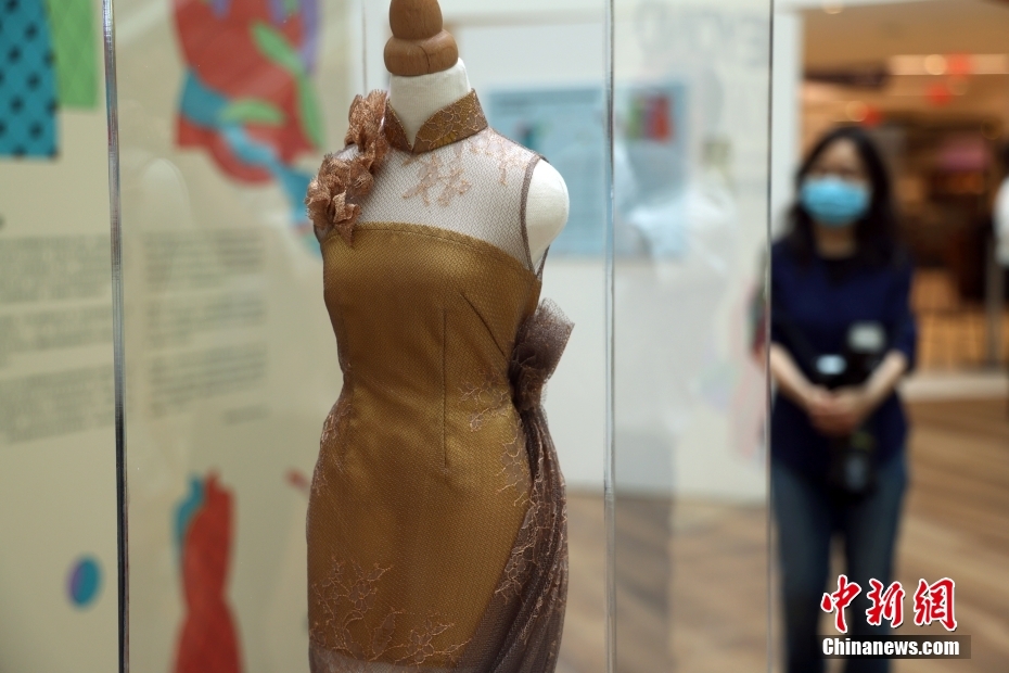 图为展出的迷你旗袍(长衫)作品。 <a target='_blank' data-cke-saved-href='http://www.chinanews.com/' href='http://www.chinanews.com/'>中新社</a>记者 余瑞冬 摄 图为展出的迷你旗袍(长衫)作品。 <a target='_blank' data-cke-saved-href='http://www.chinanews.com/' href='http://www.chinanews.com/'>中新社</a>记者 余瑞冬 摄
