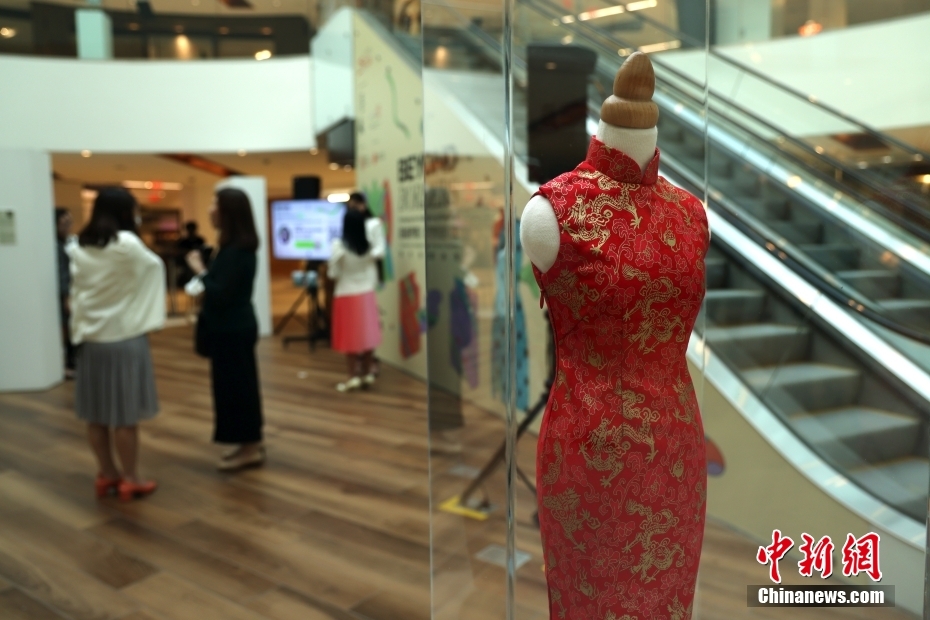 图为展出的迷你旗袍(长衫)作品。 <a target='_blank' data-cke-saved-href='http://www.chinanews.com/' href='http://www.chinanews.com/'>中新社</a>记者 余瑞冬 摄 图为展出的迷你旗袍(长衫)作品。 <a target='_blank' data-cke-saved-href='http://www.chinanews.com/' href='http://www.chinanews.com/'>中新社</a>记者 余瑞冬 摄