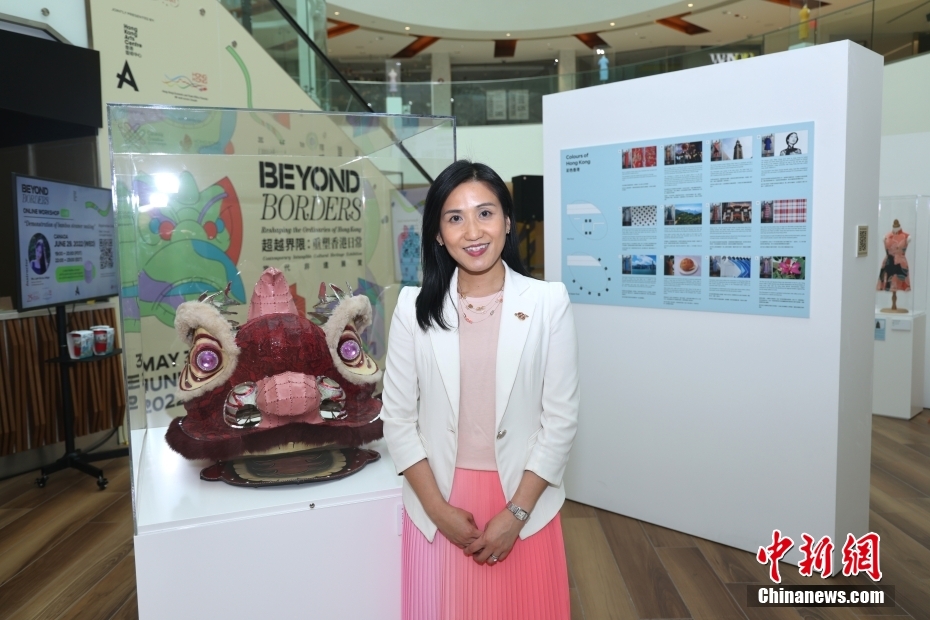 图为香港驻多伦多经贸办事处处长巫菀菁向记者展示狮子头扎作作品。 <a target='_blank' data-cke-saved-href='http://www.chinanews.com/' href='http://www.chinanews.com/'>中新社</a>记者 余瑞冬 摄 图为香港驻多伦多经贸办事处处长巫菀菁向记者展示狮子头扎作作品。 <a target='_blank' data-cke-saved-href='http://www.chinanews.com/' href='http://www.chinanews.com/'>中新社</a>记者 余瑞冬 摄