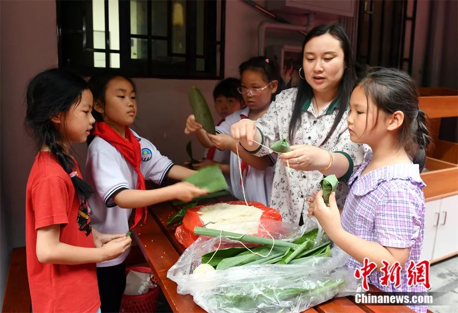 学包粽子。<a target='_blank' data-cke-saved-href='http://www.chinanews.com/' href='http://www.chinanews.com/'>中新社</a>发 王辉富 摄 学包粽子。<a target='_blank' data-cke-saved-href='http://www.chinanews.com/' href='http://www.chinanews.com/'>中新社</a>发 王辉富 摄