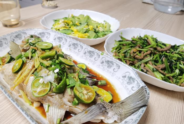 每年端午,小如都会为全家人准备一桌美食。受访者供图 每年端午,小如都会为全家人准备一桌美食。受访者供图