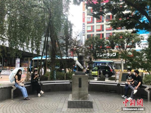 资料图:日本民众在涩谷车站前的雕塑旁休息。 <a target='_blank' data-cke-saved-href='http://www.chinanews.com/' href='http://www.chinanews.com/'>中新社</a>记者 吕少威 摄 资料图:日本民众在涩谷车站前的雕塑旁休息。 <a target='_blank' data-cke-saved-href='http://www.chinanews.com/' href='http://www.chinanews.com/'>中新社</a>记者 吕少威 摄