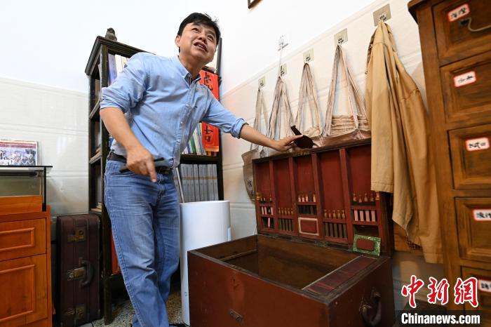 林南中介绍侨批馆展出物品。 张金川 摄 林南中介绍侨批馆展出物品。 张金川 摄