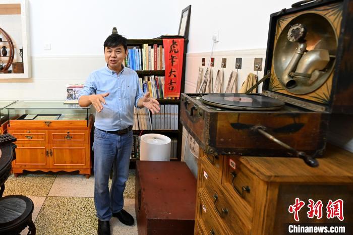 林南中介绍侨批馆展出物品。 张金川 摄 林南中介绍侨批馆展出物品。 张金川 摄