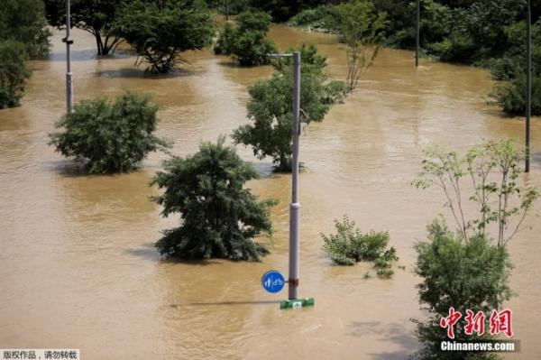 当地时间8月10日,韩国首尔,由于汉江水位上涨,已经封闭的汉江公园几乎“消失”。 当地时间8月10日,韩国首尔,由于汉江水位上涨,已经封闭的汉江公园几乎“消失”。