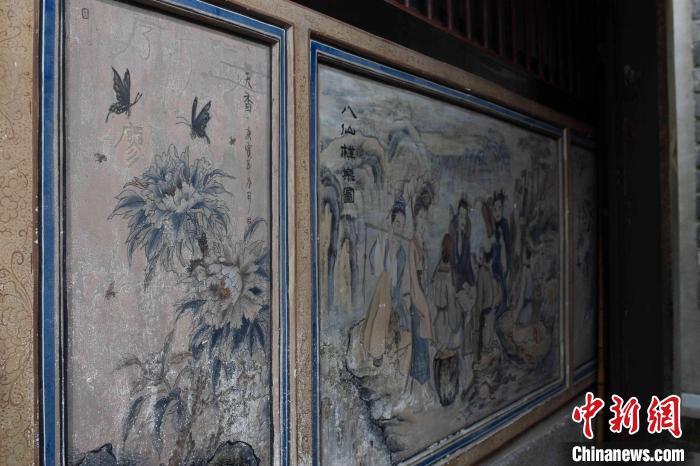 在廖奕铭的祖宅内,还保留了小时候他在墙画上写下“廖”字的痕迹。 陈楚红 摄 在廖奕铭的祖宅内,还保留了小时候他在墙画上写下“廖”字的痕迹。 陈楚红 摄