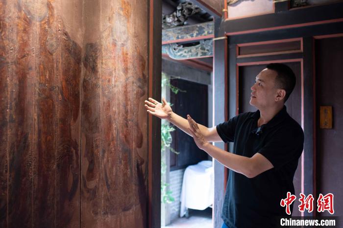 廖奕铭向记者介绍祖宅中“上年纪”的老物件。 陈楚红 摄 廖奕铭向记者介绍祖宅中“上年纪”的老物件。 陈楚红 摄