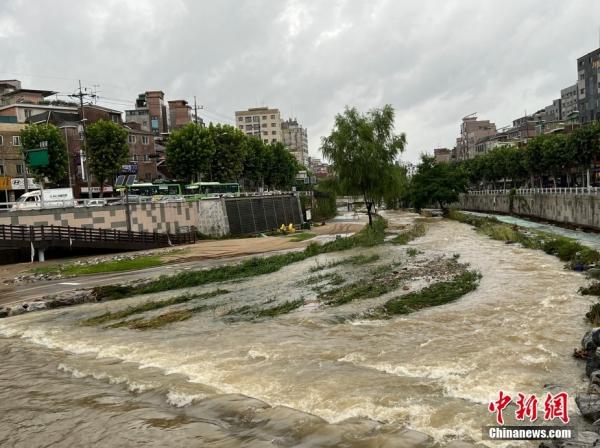 当地时间8月8日,韩国首都圈遭遇特大暴雨。<a target='_blank' data-cke-saved-href='http://www.chinanews.com/' href='http://www.chinanews.com/'>中新社</a>记者 刘旭 摄 当地时间8月8日,韩国首都圈遭遇特大暴雨。<a target='_blank' data-cke-saved-href='http://www.chinanews.com/' href='http://www.chinanews.com/'>中新社</a>记者 刘旭 摄
