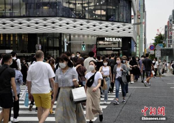资料图:新冠疫情下,日本当地民众佩戴口罩走过东京街头。 <a target='_blank' data-cke-saved-href='http://www.chinanews.com/' href='http://www.chinanews.com/'>中新社</a>记者 吕少威 摄 资料图:新冠疫情下,日本当地民众佩戴口罩走过东京街头。 <a target='_blank' data-cke-saved-href='http://www.chinanews.com/' href='http://www.chinanews.com/'>中新社</a>记者 吕少威 摄