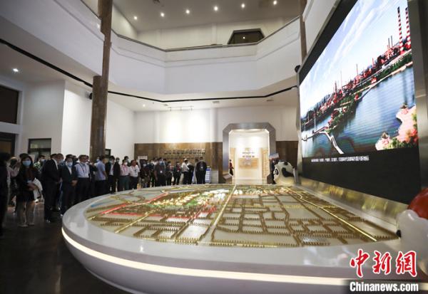 图为9月26日,侨界代表在首钢园参观。 <a target='_blank' data-cke-saved-href='http://www.chinanews.com/' href='http://www.chinanews.com/'>中新社</a>记者 赵隽 摄 图为9月26日,侨界代表在首钢园参观。 <a target='_blank' data-cke-saved-href='http://www.chinanews.com/' href='http://www.chinanews.com/'>中新社</a>记者 赵隽 摄