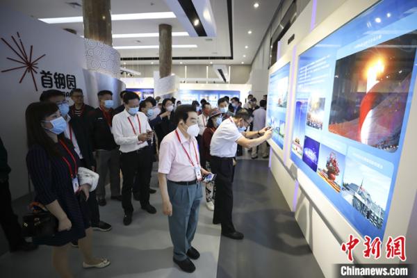 图为9月26日,侨界代表在首钢园参观。 <a target='_blank' data-cke-saved-href='http://www.chinanews.com/' href='http://www.chinanews.com/'>中新社</a>记者 赵隽 摄 图为9月26日,侨界代表在首钢园参观。 <a target='_blank' data-cke-saved-href='http://www.chinanews.com/' href='http://www.chinanews.com/'>中新社</a>记者 赵隽 摄