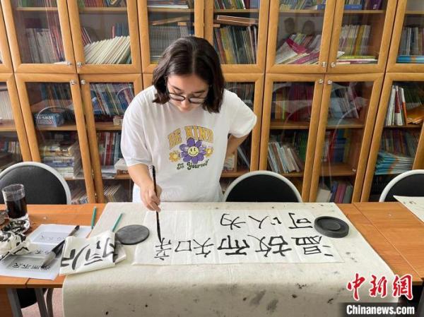 汉语学习爱好者进行书法写作。 卡拉干达萨金诺夫技术大学孔院供图 汉语学习爱好者进行书法写作。 卡拉干达萨金诺夫技术大学孔院供图