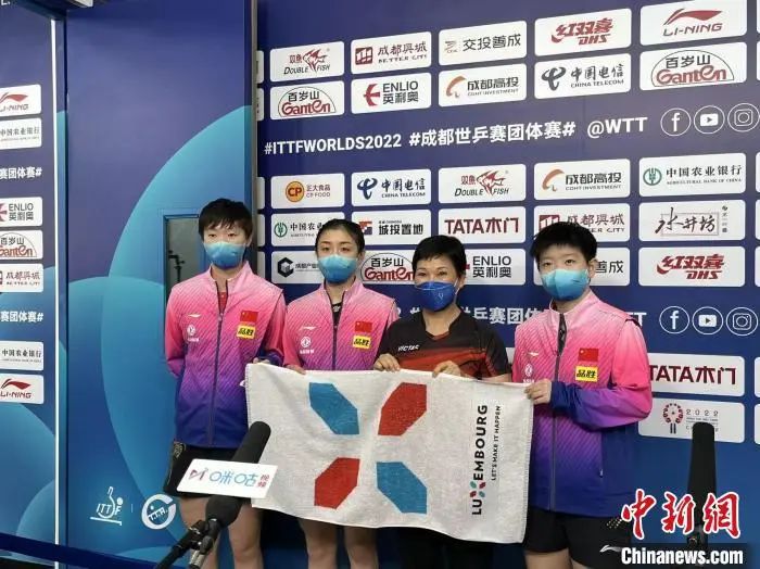 “乒乓奶奶”倪夏莲客串记者祝福国乒。 贺劭清 摄 “乒乓奶奶”倪夏莲客串记者祝福国乒。 贺劭清 摄