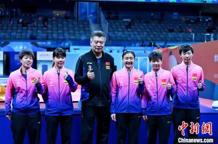 国乒女团赛后合影。 安源 摄 国乒女团赛后合影。 安源 摄