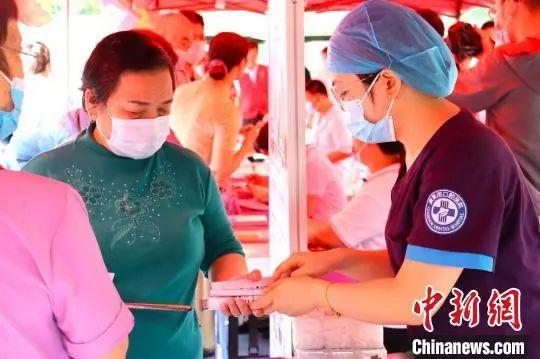 为群众普及口腔健康知识。 吴允杰 摄 为群众普及口腔健康知识。 吴允杰 摄