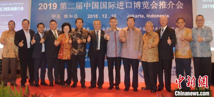 张锦雄(右五)参加第二届中国国际进口博览会推介会。 受访者供图 张锦雄(右五)参加第二届中国国际进口博览会推介会。 受访者供图