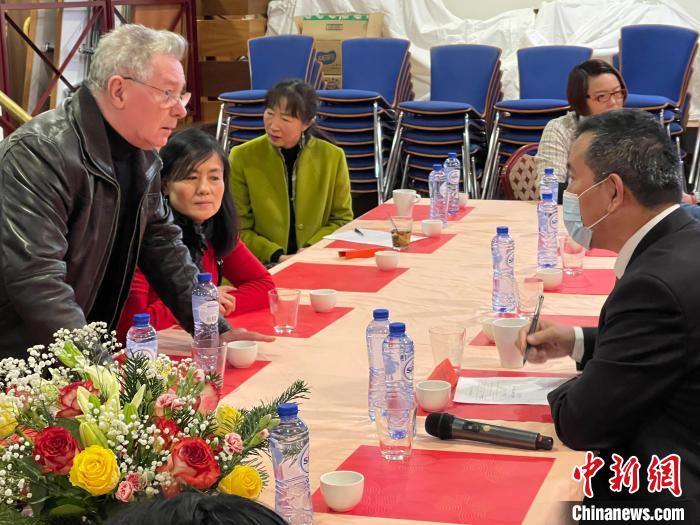 比利时中医药联合会团队为比利时民众义诊。 德永健 摄 比利时中医药联合会团队为比利时民众义诊。 德永健 摄
