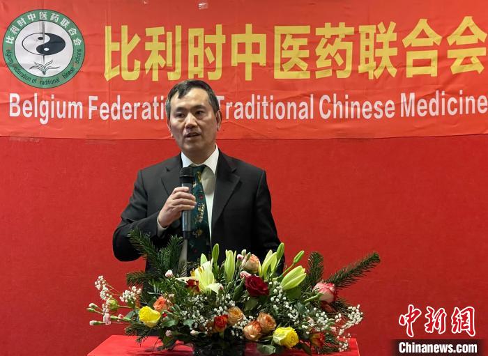 比利时中医药联合会秘书长孙培林在年会致辞中总结“抗疫”经验。 德永健 摄 比利时中医药联合会秘书长孙培林在年会致辞中总结“抗疫”经验。 德永健 摄