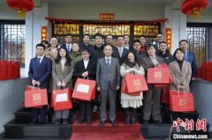 中国驻比利时使馆为在比中国学子发放“新春暖心包”