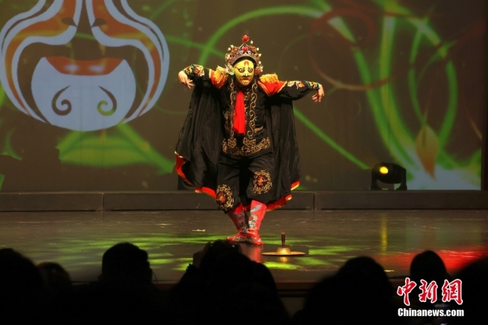 当地时间1月29日晚,由多伦多华星艺术团主办的“四海同春·华星闪耀”加拿大春节晚会(多伦多分会场)在加拿大多伦多上演,这是加拿大多地华星艺术团等团体主办的兔年系列春晚之一。图为中国川剧变脸演员蒋进表演变脸。 <a target='_blank' data-cke-saved-href='//www.chinanews.com/' href='//www.chinanews.com/'>中新社</a>记者 余瑞冬 摄 当地时间1月29日晚,由多伦多华星艺术团主办的“四海同春·华星闪耀”加拿大春节晚会(多伦多分会场)在加拿大多伦多上演,这是加拿大多地华星艺术团等团体主办的兔年系列春晚之一。图为中国川剧变脸演员蒋进表演变脸。 <a target='_blank' data-cke-saved-href='//www.chinanews.com/' href='//www.chinanews.com/'>中新社</a>记者 余瑞冬 摄