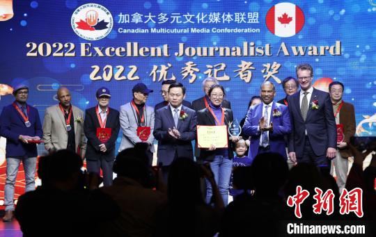 活动主办方向多家华文媒体、其他少数族裔媒体从业者颁授“优秀记者奖”。 余瑞冬 摄 活动主办方向多家华文媒体、其他少数族裔媒体从业者颁授“优秀记者奖”。 余瑞冬 摄
