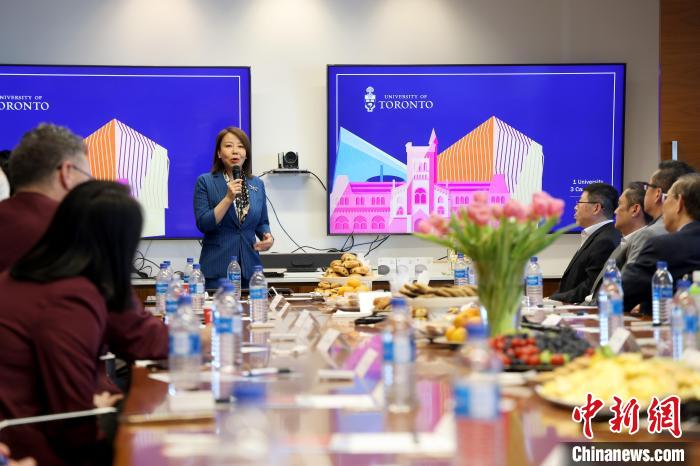 多伦多大学国际学术部总监严媛介绍“绿色通道”项目等。 余瑞冬 摄 多伦多大学国际学术部总监严媛介绍“绿色通道”项目等。 余瑞冬 摄