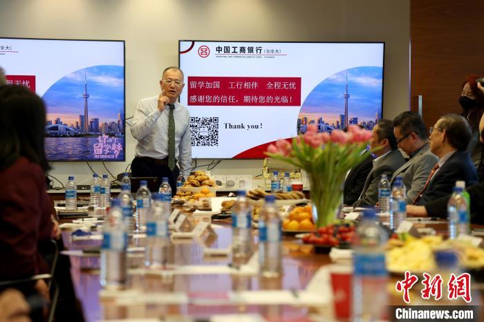 低龄留学教育专家、留学专著作家朱凡从家长视角分享对加拿大教育优势的看法。 余瑞冬 摄 低龄留学教育专家、留学专著作家朱凡从家长视角分享对加拿大教育优势的看法。 余瑞冬 摄