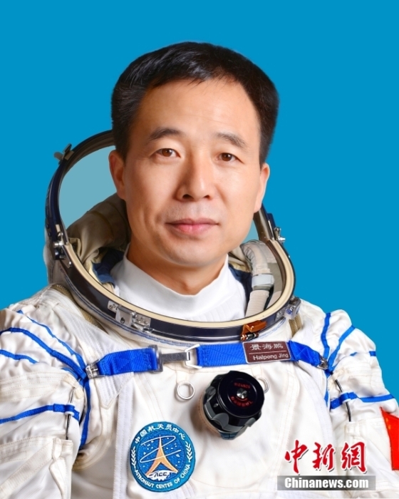 这是我国第三批航天员将首次执行飞行任务,也是我国航天员队伍“新成员”——航天飞行工程师和载荷专家的“首秀”。图为指令长景海鹏。中国载人航天工程办公室 供图 这是我国第三批航天员将首次执行飞行任务,也是我国航天员队伍“新成员”——航天飞行工程师和载荷专家的“首秀”。图为指令长景海鹏。中国载人航天工程办公室 供图